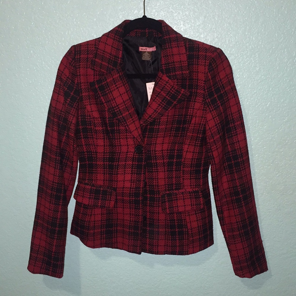 Red plaid blazer. Size small.👻
